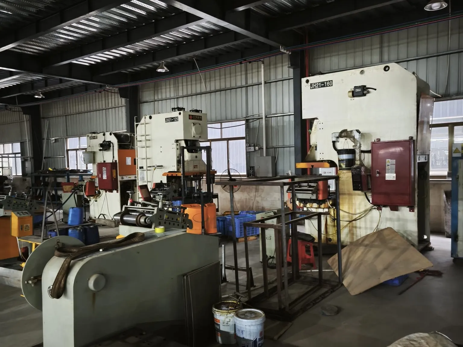 Coil feeder and presses in the metal forming area