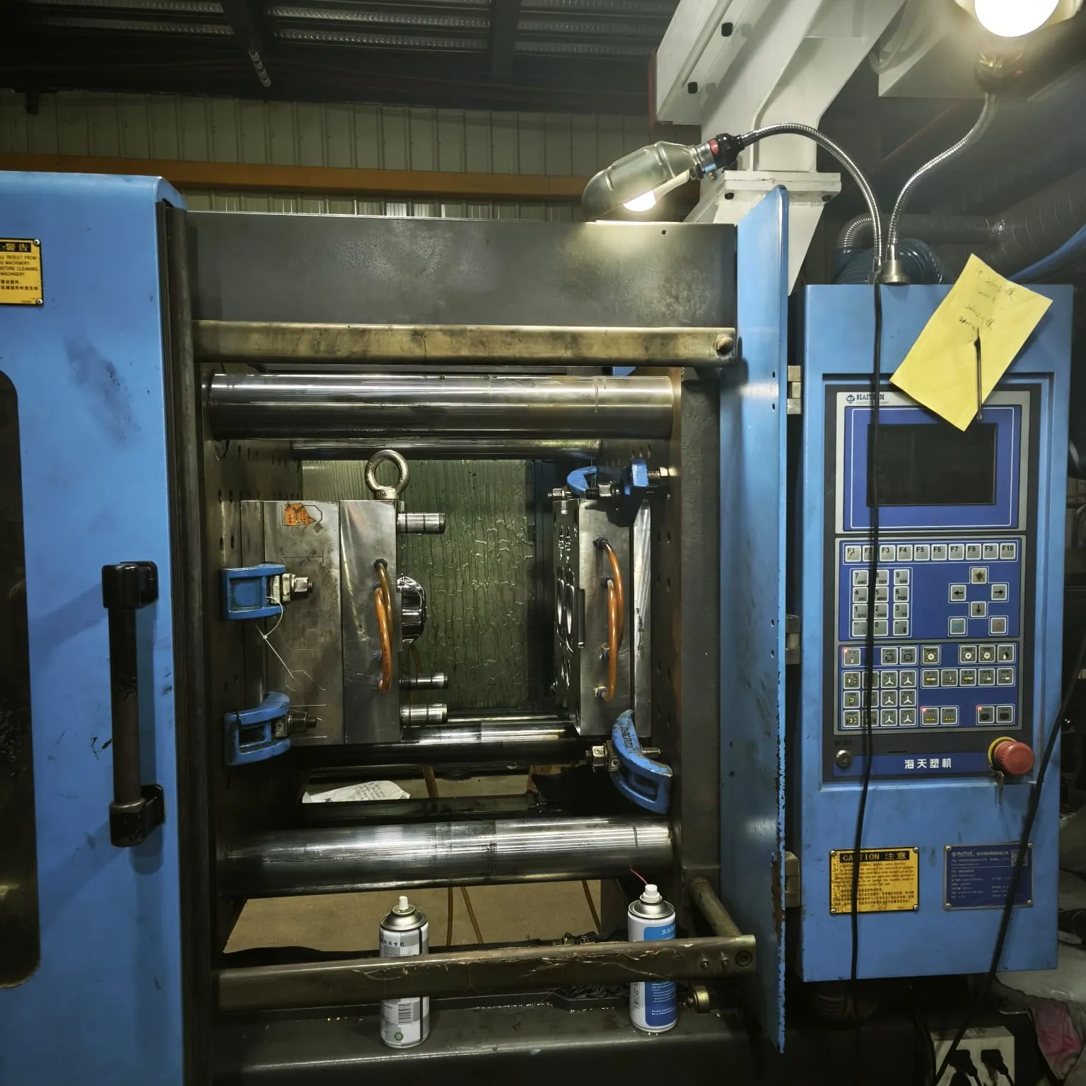 Open injection mould inside a moulding machine