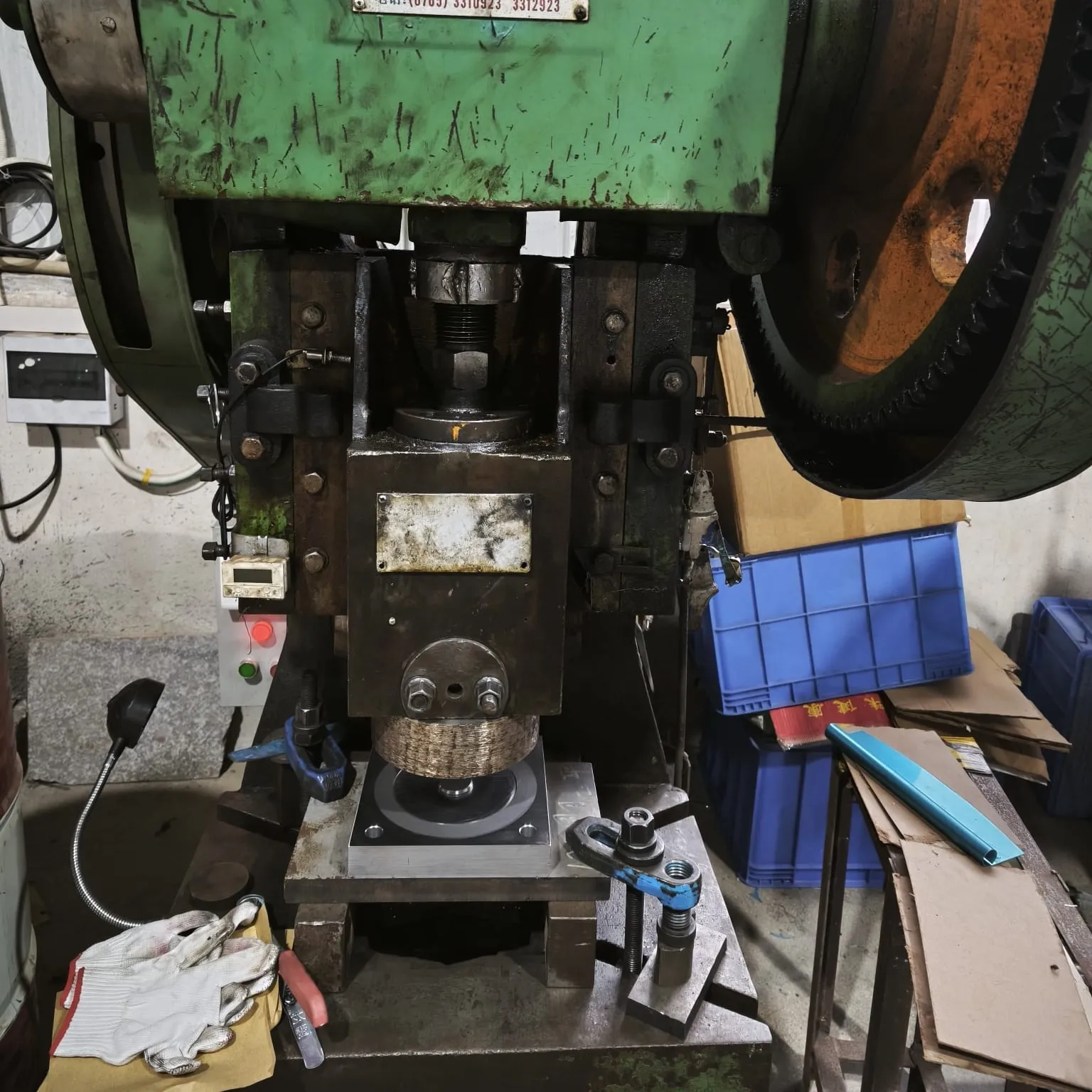 Press tooling set in a 40-tonne open-back mechanical press